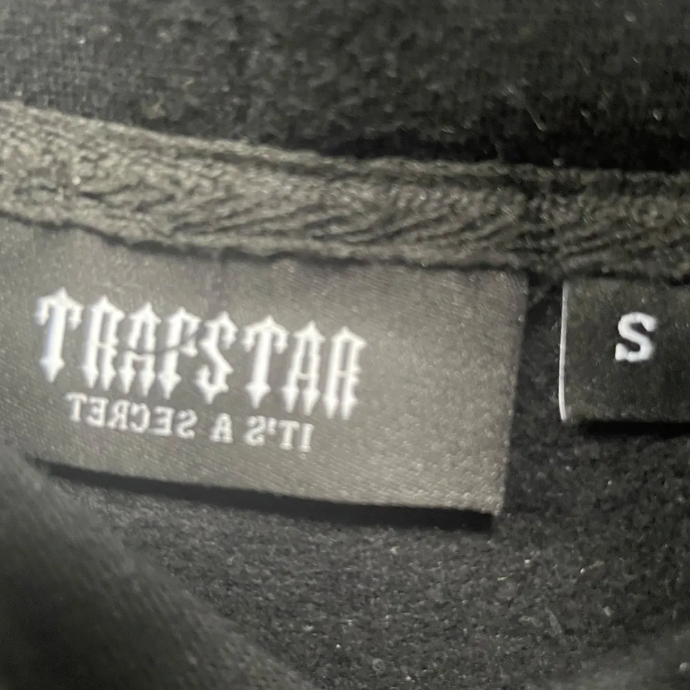 Säljer nu denna Trapstar hoodie i storlek S eftersom att jag inte använder den. Den är endast använd 1 gång så den är helt ny nästan. Priset är inte fast.. Hoodies.