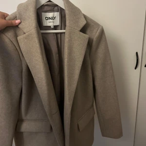 Höst Blazer, Only  - Super fin beige blazer i tjockare material, som en kortare kappa. Köpt på Only i strl 38. Inga skador eller fläckar, aldrig använd. Perfekt nu när det börjar närma sig höst☔️