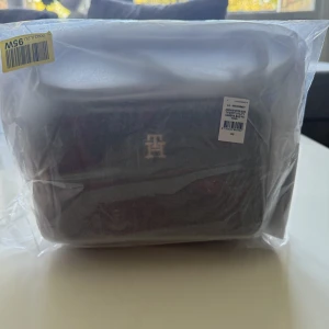 Tommy Hilfiger SOFT UTILITY - Axelremsväska - black - Oöppnad, oanvänd, i original emballage/förpackning. Original pris 1115kr. Kvitto finns.