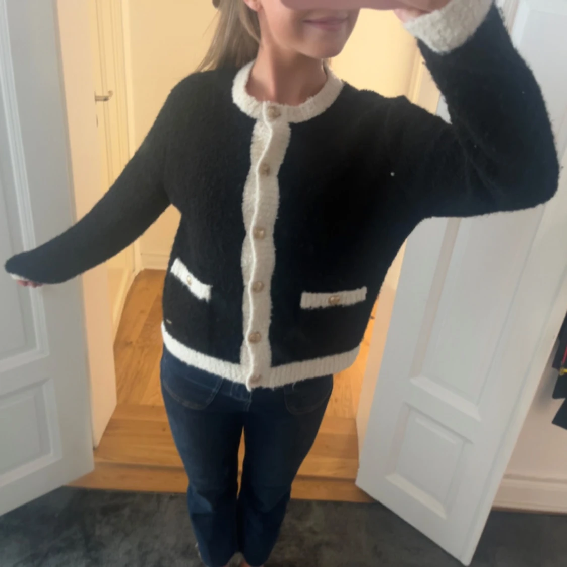 Stickad tröja med knappar