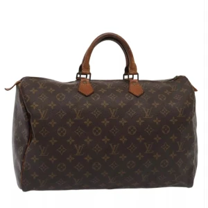 Louis Vuitton Speedy 40 - Louis Vuitton Speedy 40. Ett måste i väskkollektionen! Bra för både vardagsbruk och resor. Perfekt att använda som skol-/arbetsväska. Speedy ger en touch av lyx och stil till varje outfit. Tillverkad i den ikoniska monogramduken.
