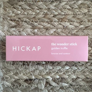 Hickap golden truffle bronzer  - Säljer en ny! Helt oanvänd bronzer från hickap💖 I färgen golden truffle. Ord pris 229kr