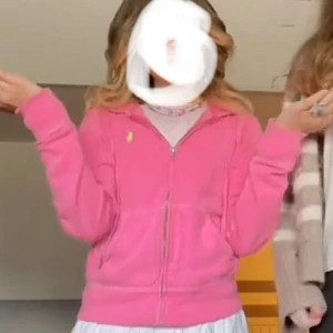 Rosa ralph Laurens zip hoodie !  - Säljer min rosa jättefina Ralph Laurens zip hoodie i storleken S ❤️ jag är 147 lång och för mig är den lite stor  