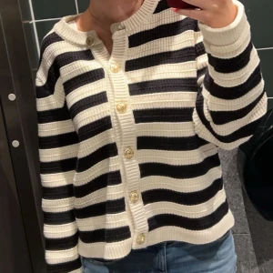 Kofta från YAS 🤍 - Svartvit kofta från YAS med guldiga knappar 🤍 den är storlek L men jag är vanligtvis stl S och den sitter som på bilden! Köpt för 800kr i Juli och den är endast använd en gång!