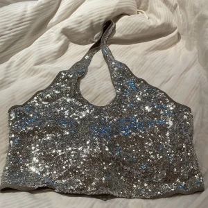 Glitter topp - Jätte fin glitter topp, hadde den förra nyår. Den har öppen rygg. Bekväm och är inte stickig