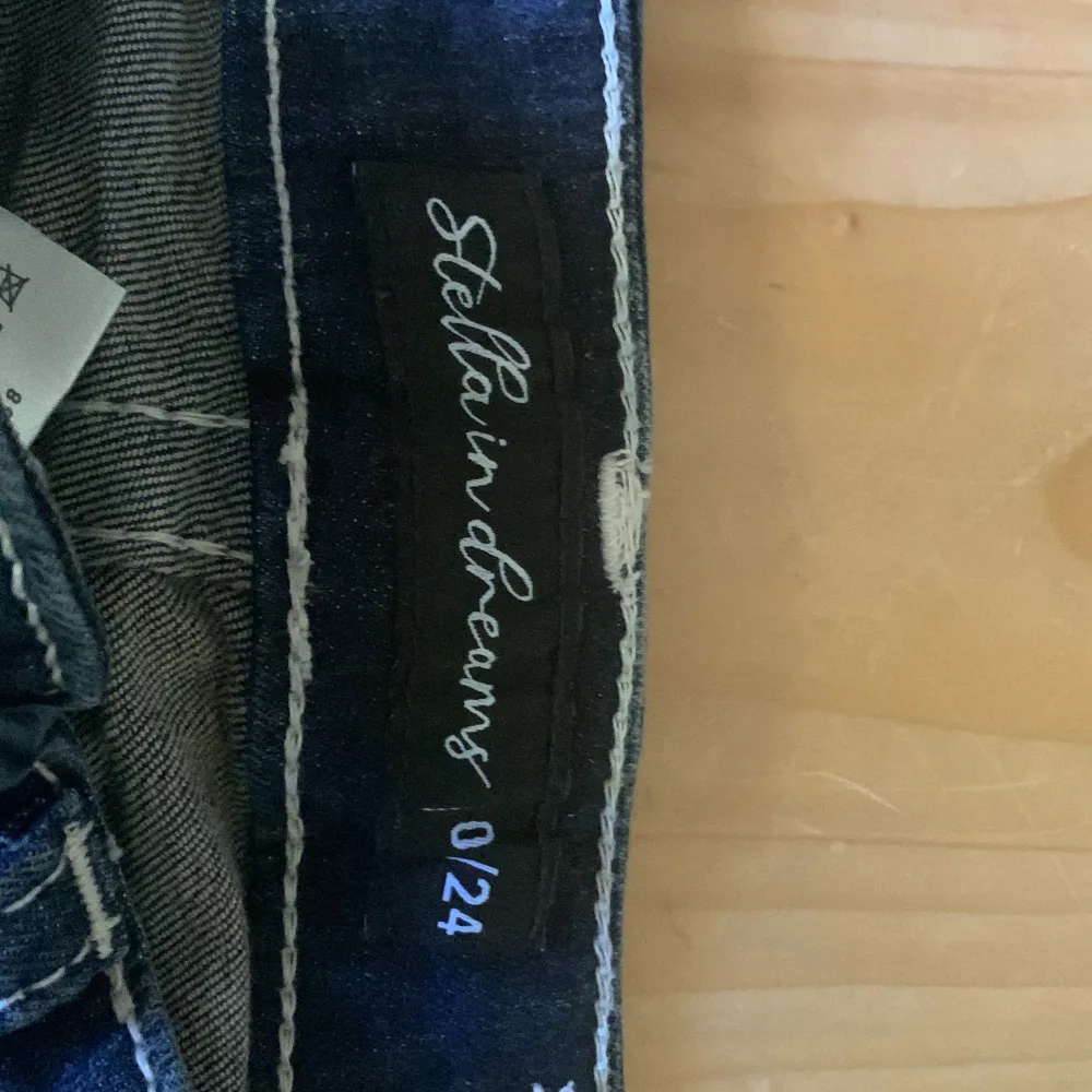 Lågmidjade bootcut jeans, köpta i usa. Storlek på sista bilden, dom är lite långa på mig som är 160 ungefär 💕. Jeans & Byxor.