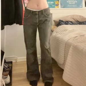 Vintage jeans - Baggy/bootcut lee jeansen, köpta second hand. En av skärpbanden har lossat lite men förutom de är de hyfsat fin kvalite. Vet inte exakt storlek men jag är 156cm och brukar bära S, men de är stora på mig också. Hör av er för fler bilder eller mått🥰🥰