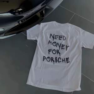 Säljer nu min ”need money for porsche” t-shirt. Aldrig använd, som helt ny, storlek M men passar även dig som har S. Hör av er vid minsta fundering!  🤩✌🏽