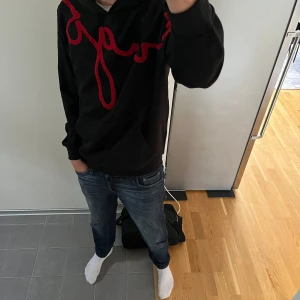 Hugo boss hoodie - Hej hej beställde hem denna super snygga Hugo boss tröjan. Tyckte att det var lite för stor i armarna så gör ett tappert försök till att sälja den. Den är sprillans ny så lappar och allt är kvar. 10/10 inga defekter