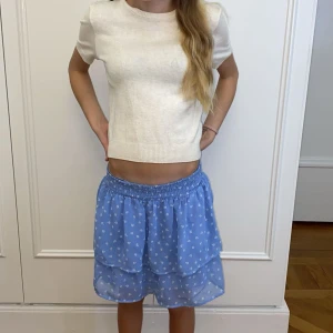 Fin kjol från Kappahl 🙏🏼🙏🏼  - Säljer för att den inte kommer till användning 😘 den är i storlek 146-152 🙏🏼 