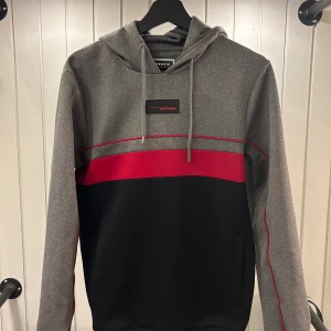 Snygg Mckenzie Hoodie - Väldigt bra skick (9,5/10). Lite använd Hoodie som inte har något fel alls, förrum att ena snörets änd saknas. Köpt på JD för 399 kr. 