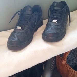 Airforce 1 - Tja! Säljer nu dessa svarta airforce 1 då jag inte riktigt använder dom längre. Skorna är i storlek 42/5 och sitter riktigt bra på foten.✨ Skick 6/10, dom är lite creasade och rätt smutsiga men inga defekter alls!🤩. Ja kan göra rent dom innan frakt.🤝