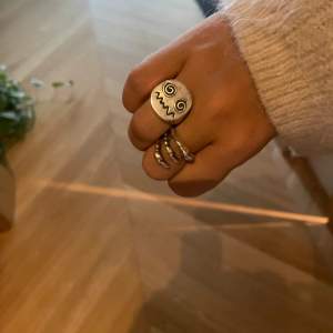 Säljer denna as snygga smiley ring från Maria Nilsdotter! Ska lämna in på putsning så att silver färgen kommer fram mer!🩵 Använd gärna ”köp nu” Köpt för 2995 och finns inte längre att köpa! Pris kan diskuteras 