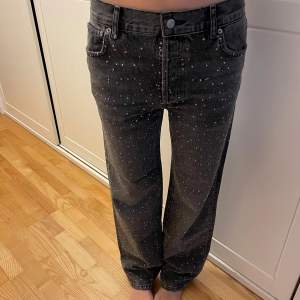 Coola baggy jeans från Zara. Svart tvätt med nitar/glitter. Byxorna är bara använda 2 gånger och i mycket gott skick.