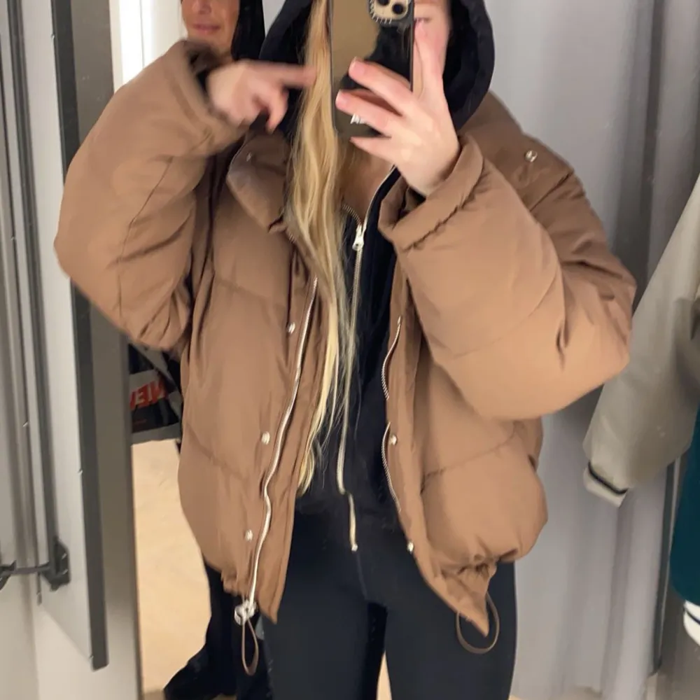 Brun puffer från Bershka, använd under en vinter så den är i bra skick, lite vit färg på ena ärmen (syns på bild) men inget som syns på håll, snörena nere på jackan har gått sönder lite (syns på bild) men funkar som dom ska, stl L, nypris 600kr. Takit.