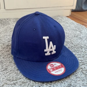 New era La keps - Riktigt fet La keps som är i riktigt bra skick och sälja pågrund av den inte kommer till användning pågrund av att jag har en massa andra, Skick 8,5/10 Skriv vid minsta fråga eller fundering🔥🔥