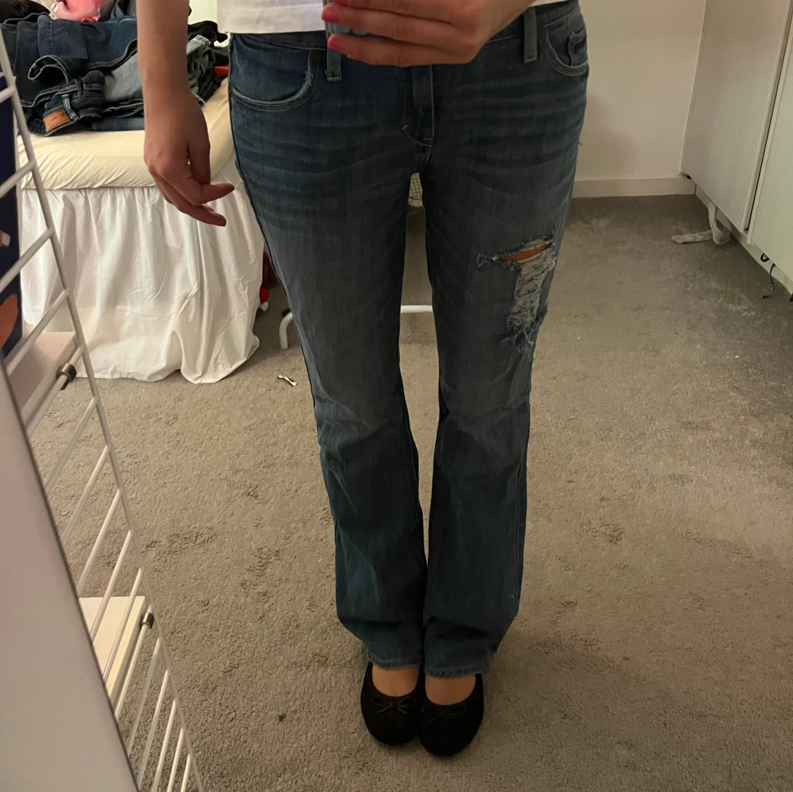Lågmidjade jeans med revor 