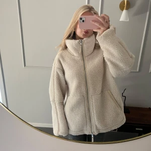 Teddy jacka  - Säljer denna eftertraktade hm jackan i storlek S ❤️