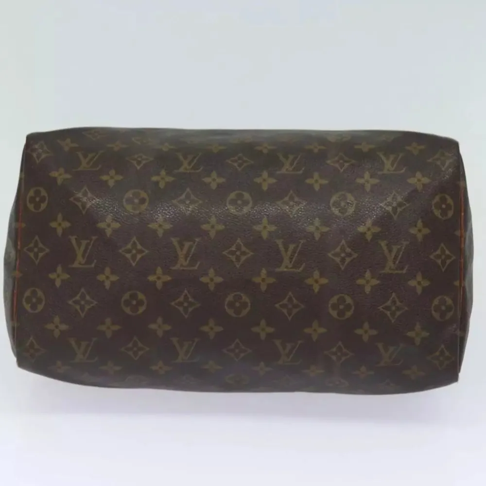 Louis Vuitton Speedy 35. Ett måste i väskkollektionen! Bra storlek för både vardagsbruk och resor. Perfekt att använda som skol-/arbetsväska. Speedy ger en touch av lyx och stil till varje outfit. Tillverkad i den ikoniska monogramduken.. Väskor.