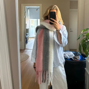 Halsduk  - Grå/rosa/vit halsduk, oanvänd! 