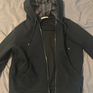 Burberry tröja  - Burberry tröja  Storlek M kan även passa storlek L  Bra skick  Priset kan diskuteras vid snabb affär 