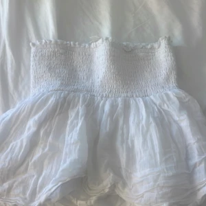 En vit tub topp. Änvänd några gånger.  - En vit tub top med vulanger ner till. St 146/152. 