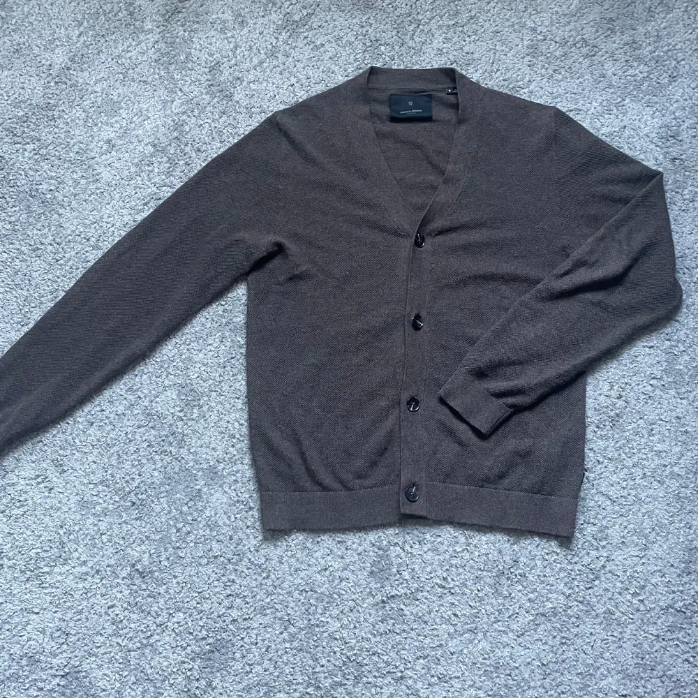 Stickad cardigan i mycket bra skick i storlek S av Jack and Jones premium. Om ni har frågor är det bara att kontakta mig.. Hoodies.