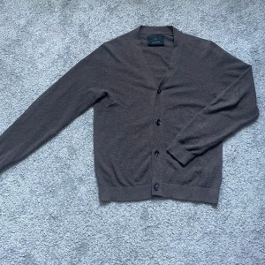 Cardigan - Stickad cardigan i mycket bra skick i storlek S av Jack and Jones premium. Om ni har frågor är det bara att kontakta mig.