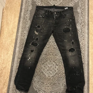 Dsquared  - Tjo säljer dessa svarta Dsquared jeans som är i bra skick och bra använda. Inga defekter eller så. Har ni frågor så är de ba o ställa🙌🏻