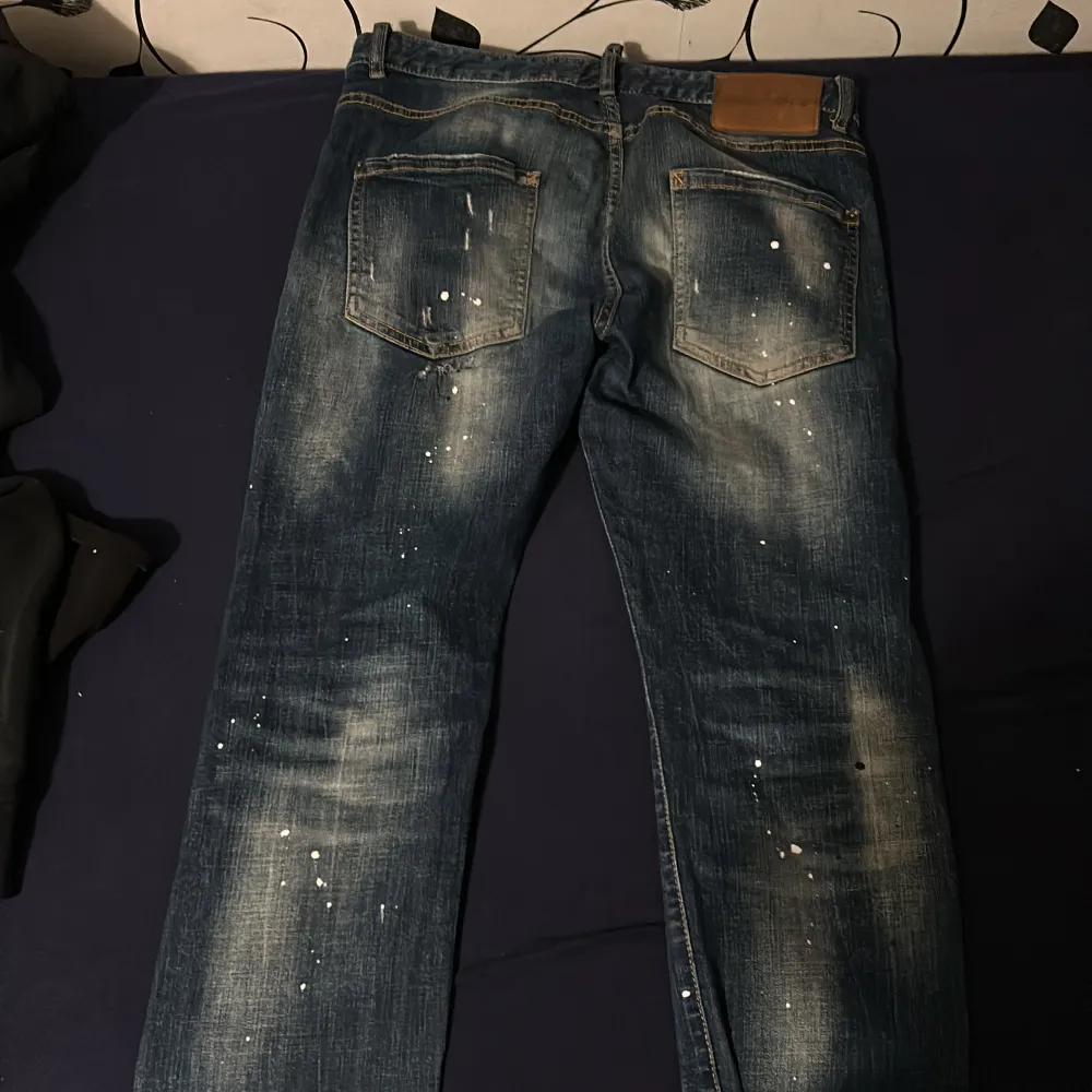 Tja säljer ett par Dsquared jeans i färgen blå pga att jag inte använder dom längre. Finns inga defekter på dom o är i bra skick, har tyvärr inga bilder med dom på. Har ni andra frågor ställ🙌🏻. Jeans & Byxor.