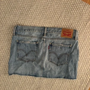 Jeanskjol - Säljer en jeanskjol från Levi’s i storlek 25