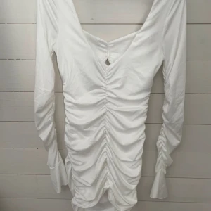 Vit klänning - Supersnygg klänning som tyvärr aldrig kom till användning för min del, passar till sommarens härligheter, eller kanske skolavslutning? Går att ha åt båda håll! 