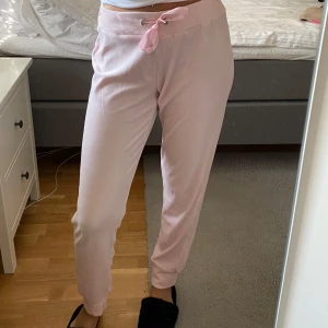 Mjukisbyxor - Jättesöta mjukisbyxor som inte används längre. Jättemjuka och tunna. Finns några små fläckar som knappt syns.🩷