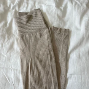 Aim’n tights - Ribbade tights från Aim’n i storlek XS. Mycket fint skick förutom att metallbrickan med märket på lossnat.  Nypris 599kr