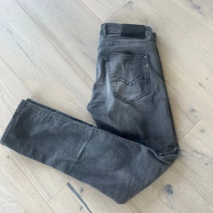 Replay Groover Jeans - Säljer dessa tvär feta replay jeans, modellen är Groover! Inga täcken på användning, fint skick :) Tveka inte på att höra av er med ev frågor //