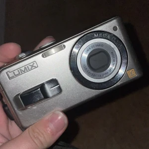 Digital Kamera 2000’s - Säljer denna lumix kameran som är från 2000talet, skulle gissa 2005  Drivs på AA batterier  ingår INTE minneskort