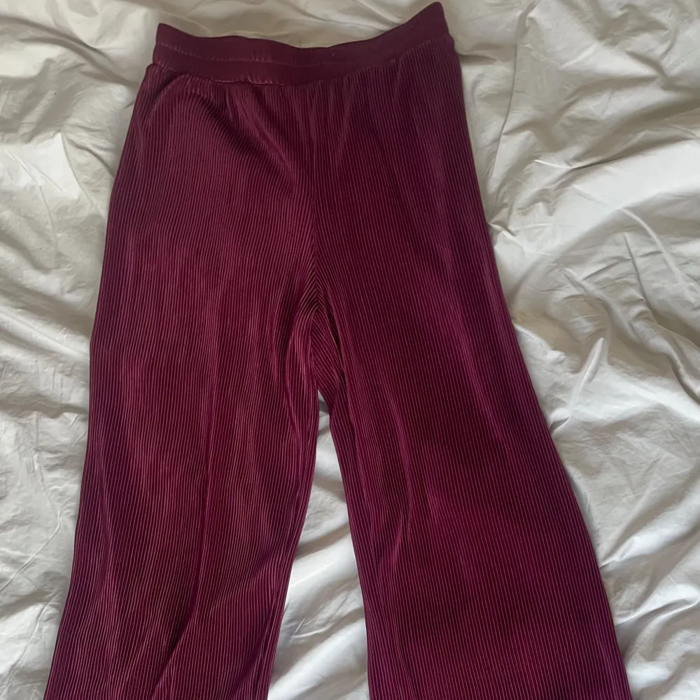 Säljer ett par snygga vinröda veckade från NA-KD, ”Wide Pleated Pants”. I färgen burgundy. Högmidjade, loose fit med breda ben. Perfekta för höst/vinter, i nyskick. Superbekväma, stiliga för både vardag & fest! Köpt för 350kr, säljs för 120kr.. Jeans & Byxor.