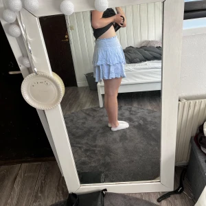 Blå kjol med leopardmönster - Blå kjol från Ullared, med vita leopard mönster på. Använd fåtal gånger. Går en bit nedanför rumpan, men fortfarande ovanför knäna.  Säljer eftersom att den inte används. Storlek S, men skulle säga att den även känns som en M.  Finns även i grönt! 