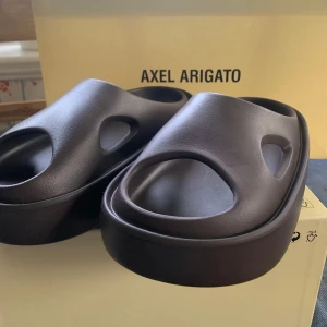 Axel Arigato Magma sandal - 10/10 skick inte använda en enda gång box och påse får man med frakt står för köpare finns i jönköping 1700kr ny