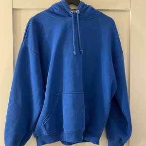 Bikbok Hoodie  - Säljer denna fina Hoodie ifrån bikbok. Slutsåld. storlek xs men den är oversized så skulle säga xs/s. Bra skick!