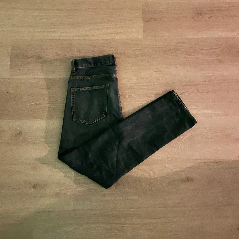 Säljer ett par svarta jeans i bra skick. De har en klassisk femficksdesign och är perfekta för både vardag och fest. Passformen är normal och de har en snygg, rak stil. Perfekta för höst och vinter!. Jeans & Byxor.