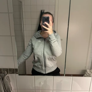 Nike zipup - En Nike Zipup tröja i grå som knappt är använd i storlek S💕. Hör av er vid frågor🌸