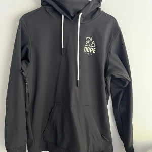 DOPE skidjacka - Skidjacka från DOPE i väldigt gott skick. 