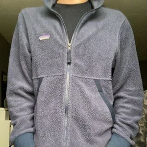 Patagonia jacka - Tjena säljer nu min patagonia jacka, har aldrig använt den sen jag köpte den så skicket är otroligt bra, Storleken är S men passar M, vid frågar är de bara att hojta till.