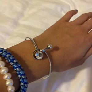 Superfint armband🤍 - Såå fint armband, vet inte riktigt var den kommer ifrån då jag köpte den på loppis🤍