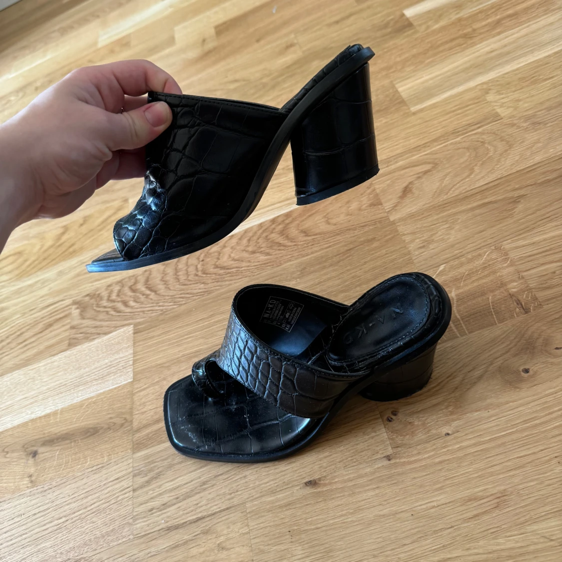 Svarta klackskor med krokodilmönster - 91