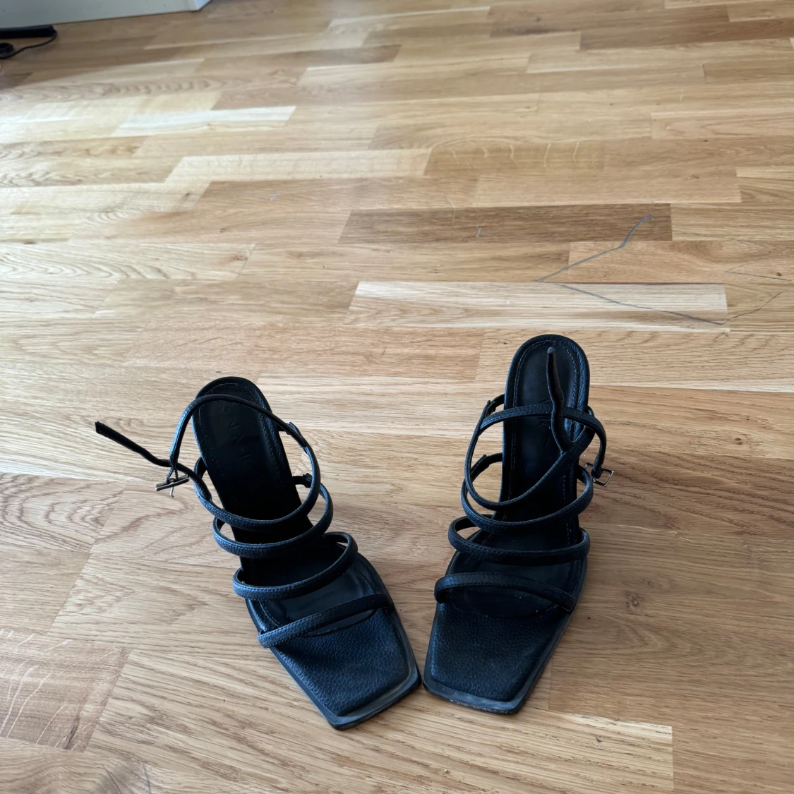 Svarta klackskor med remmar