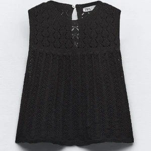 Zara virkad topp - Jätte snygg svart virkad topp från zara, säljer då den inte kommer till användning längre💓 jätte fint skick skriv för fler bilder 