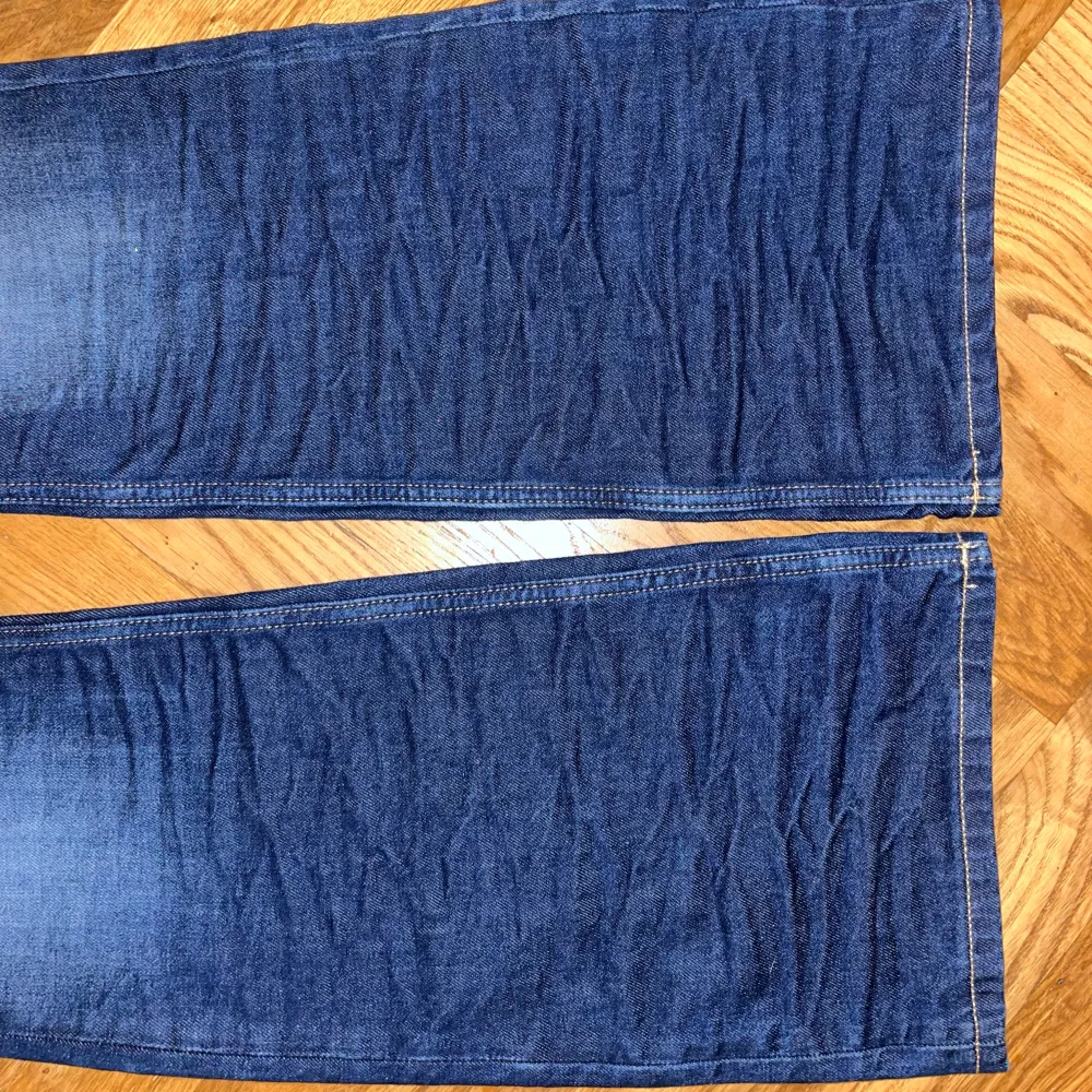 Jättesnygga lågmidjade bootcut jeans från Weekday i modellen ”Nova low bootcut wrinkle jeans”. Säljer då de tyvärr är för små på mig men älskar washen och skrynkligarna på benen!❤️. Jeans & Byxor.