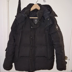 Canada goose wyndham vinterjacka - Hej, jag har använt denna jackan i knappast en vinter, den är i perfekt skick och helt ren. Det endasom har hänt är att det som man använder för att hänga upp jackan har gått sönder men man kan bara använda luvan.